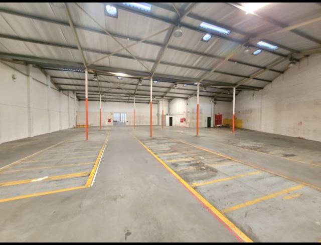 2,100M² WAREHOUSE FOR SALE IN STIKLAND INDUSTRIAL